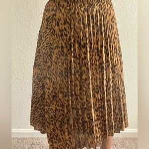 Pleated leopard print skirt